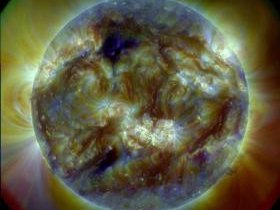 Изображение Солнца, полученное КА SDO (NASA) 8 мая 2024 г. в трех линиях УФ-излучения. Изображение NASA